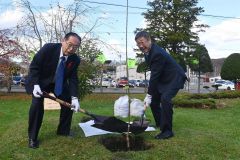 サクランボの苗木を植樹する浜田町長（右）と土田市長（左）