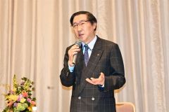 Ｘｍａｓイベントなどへ開催決意を述べる川田会頭