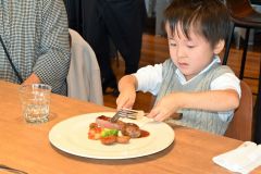 フルコースおいしいね　池田保育園年長児がワイン城レストランで「思い出食事会」 6