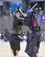 【中学生男子の部準決勝・十勝Ｂ―三石翔武館】鋭い攻撃でメンを決めた十勝Ｂの大将・松原颯佑（左）