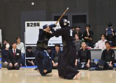 【中学生男子の部決勝・十勝Ｂ―日の出剣心会Ｂ】両者譲らず代表戦となった決勝。十勝Ｂは永野陽向（左）が奮闘するも、あと一歩及ばなかった