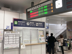 ＪＲ帯広駅で、今後の列車の運行予定などを乗客ら（７日午後１０時４０分）