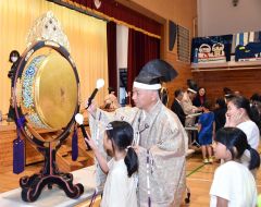 日本の伝統音楽の雅楽について体験する陸別小の児童ら