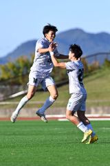 【北海道十勝スカイアース―ＪＡＰＡＮサッカーカレッジ】後半１２分、チーム２点目となるゴールを決めて喜ぶスカイアースのＦＷ兼田寛也（左）＝塩原真撮影