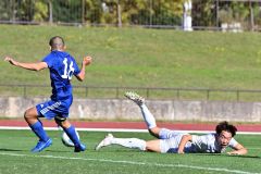 【北海道十勝スカイアース―ＪＡＰＡＮサッカーカレッジ】前半、スカイアースの丸岡悟（右）はゴール前に切り込み相手選手の反則を誘う。その後のＰＫを決め先制点を挙げた