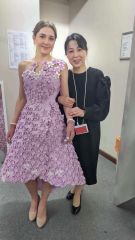 加藤かおりさん（右）と加藤さんの作品を着用したモデル（加藤さん提供）