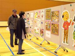 作品展をじっくりと鑑賞する来場者