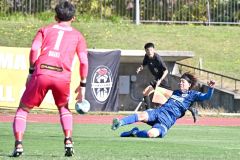 【北海道十勝スカイアース―福山シティＦＣ】後半、ロングパスに合わせてシュートを試みるスカイアースのＭＦ中原彰吾（右）