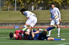 【北海道十勝スカイアース―福山シティＦＣ】相手選手からボールを奪いゴール前へ突破、相手ＧＫと激しく衝突するスカイアースのＦＷ兼田寛也（右下）