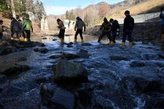 旧士幌線をたどるツアー。転ばないように恐る恐る川を下った