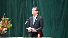 来賓を代表して祝辞を述べる米沢市長