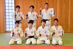 男子個人戦の各階級の優勝者。前列右から２人目が６０キロ級を制した大城海志