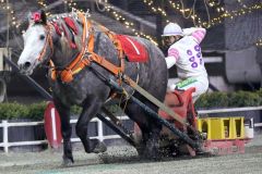 クインカップを制したミュウと鈴木騎手（ばんえい十勝提供）