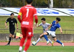 【北海道十勝スカイアース―福井ユナイテッドＦＣ】前半、右サイドから単独で敵陣に攻め上がるスカイアースのＤＦ渡辺滉大（右から２人目）