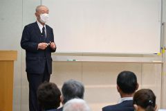 管内の事件史について説明する嶺野顧問