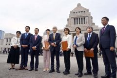 立憲民主党の道内選出議員と初登院した石川議員（左から４人目）＝１１日午前１０時５０分ごろ