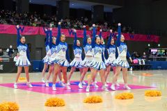 ハーフタイムでダンスやアクロバティックな演技を披露し、試合を盛り上げる帯北チアリーディング部ブルークローバーズのメンバー（金野和彦撮影）