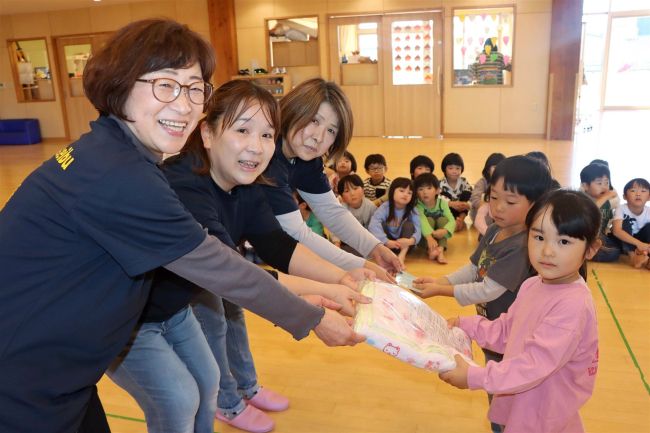 上士幌町商工会女性部がこども園に図書カード寄贈