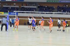 【２回戦・白樺学園―旭川実】第１セットを取られたが、驚異の集中力で逆転勝利を果たし、ガッツポーズを見せた白樺学園の選手たち