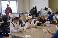 つつじが丘小３年生がいもだんご作り　おびひろ市民学で料理教室 9