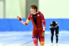 女子３０００メートルで優勝し、観客席に向かって手を振る小野寺優奈（金野和彦撮影）