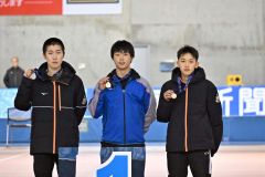 男子３０００メートルの表彰。（左から）２位の堀川雄大、優勝の小坂陽汰、３位の坂野誠道（松村智裕撮影）