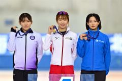 女子１５００メートル表彰。（左から）２位の野明花菜、優勝の小野寺優奈、３位の森野こころ（金野和彦撮影）