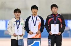 男子５００メートル表彰。（左から）２位の軍司一冴、優勝の倉坪克拓、３位の山本悠乃（金野和彦撮影）