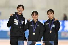 女子５００メートル表彰で笑顔を見せる（左から）２位の宇佐見鈴音、優勝の北原伊織、３位の久保杏奈（金野和彦撮影）