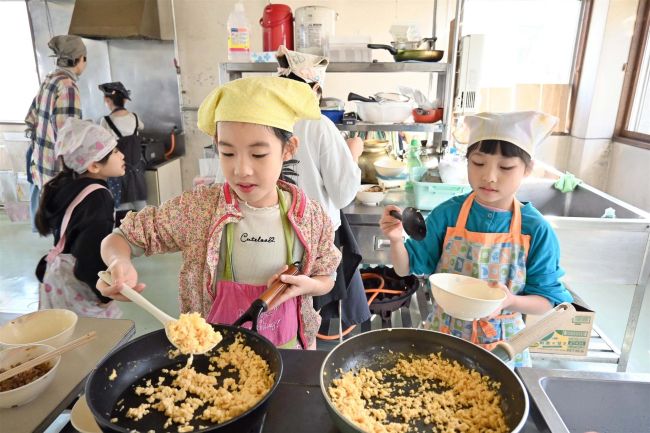 小学生がお母さんをおもてなし「親子思い出食堂」　手作り料理を提供