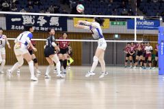 【女子準々決勝・帯南商―旭実】レシーブする帯南商の（４）林梨花