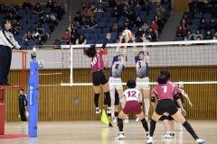 【女子準々決勝・帯南商―旭実】ブロックに跳ぶ帯南商の（４）林梨花と（５）朝日琉花