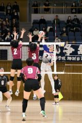 【女子準々決勝・帯南商―旭実】スパイクを放つ帯南商の（２）山家すず