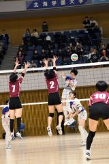 【女子準々決勝・帯南商―旭実】スパイクを放つ帯南商の（１）矢萩梨花