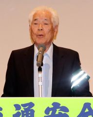 あいさつする藤川会長