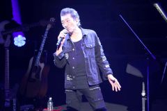 魅力あふれる歌声とパフォーマンスで開場を盛り上げた宇崎竜童さん