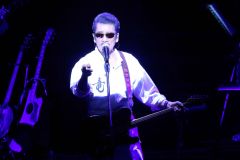 魅力あふれる歌声とパフォーマンスで開場を盛り上げた宇崎竜童さん