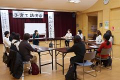 丸山さんの話に熱心に耳を傾ける参加者