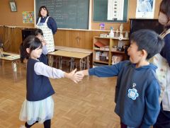 言葉ゲームで友達との距離感を学ぶ園児