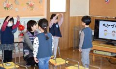 言葉ゲームで友達との距離感を学ぶ園児