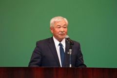 あいさつする鴨川実行委員長