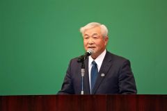 あいさつする鴨川実行委員長