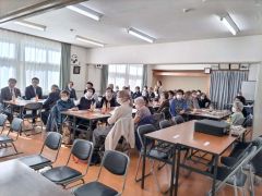 交流会を楽しむ参加者ら（光南小地区生涯学習推進委員会提供）