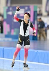 女子１５００メートルで圧倒的な強さを見せ優勝し、スタンドの拍手に手を振って応える高木美帆（金野和彦撮影）