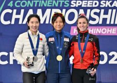 女子１５００メートルで優勝した高木美帆（中央）。左は２位の韓梅（中国）、右は３位のイヴァニー・ブロンディン（カナダ）＝金野和彦撮影