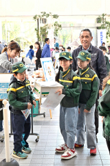 ヤマト運輸の制服を着て宅急便を配送する子どもたち（１６日午前１０時半ごろ、帯広市のとかちプラザで。塩原真撮影）