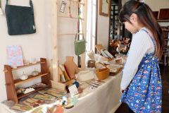 大樹で「冬が来る前に展」　ぬくもりの手工芸品展示 2