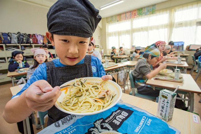 コンブのスープスパを味わう　広尾でふるさと給食～こぼれ話