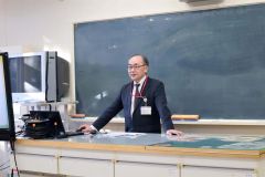 生徒に家計管理などの大切さなどを伝えた長谷川さん