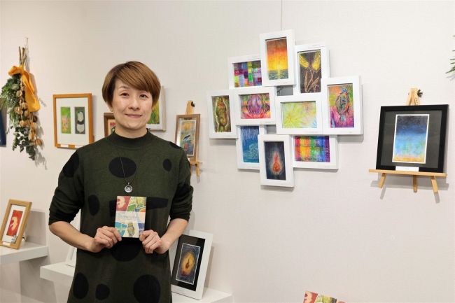 自分らしさテーマにクレヨン画　ポプケでたかうじさん作品展